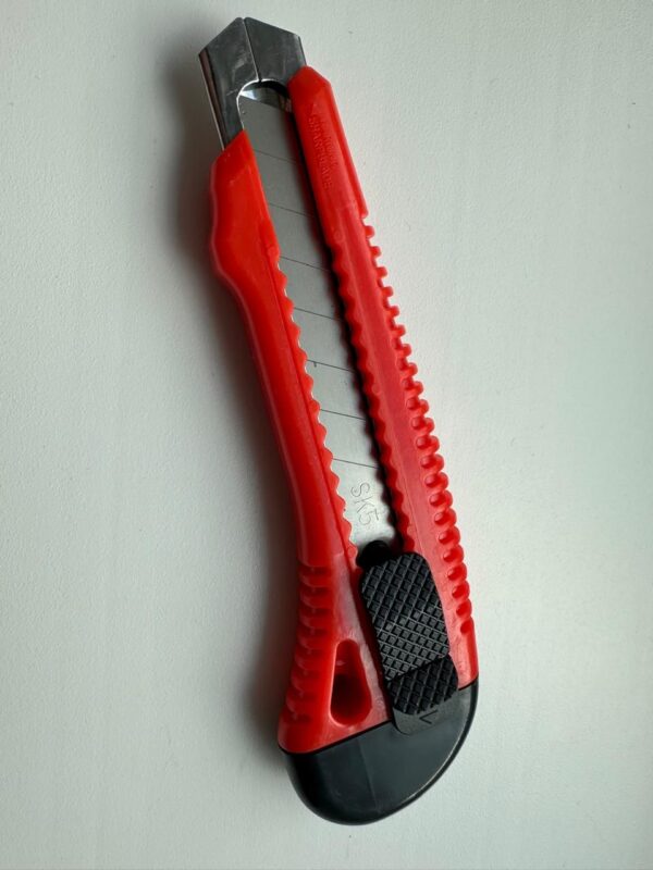 Нож канцелярский 18мм, усиленный, с фиксатором, металл. направляющие, европодвес — изображение 3