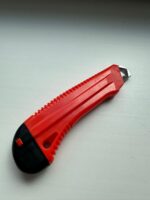 Нож канцелярский 18мм, усиленный, с фиксатором, металл. направляющие, европодвес — изображение 4