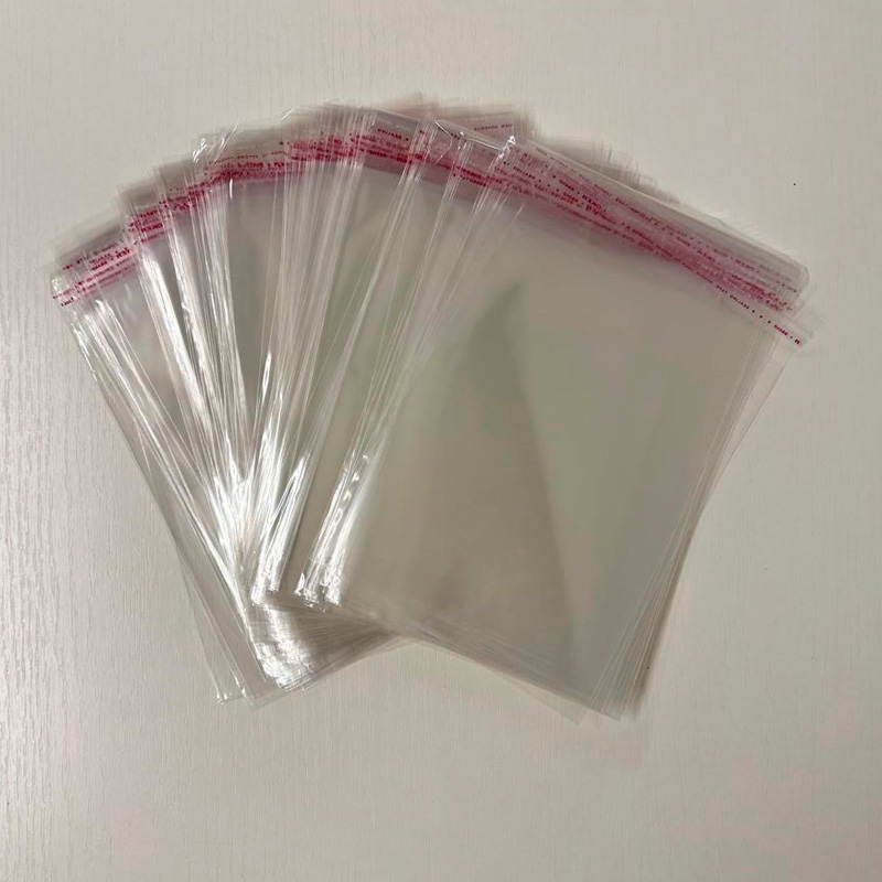 бопп на белом фоне Пакет БОПП с клеевым клапаном со скотчем 400x500 мм+40 мм, с усиленным швом, толщина 25 мкм (250 штук в упаковке) — изображение 1